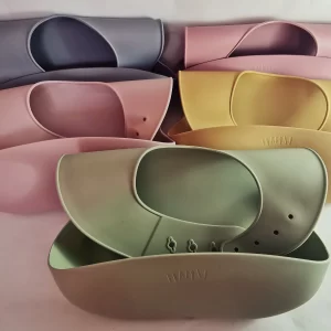 Silikonski slinček, mehak - pastel